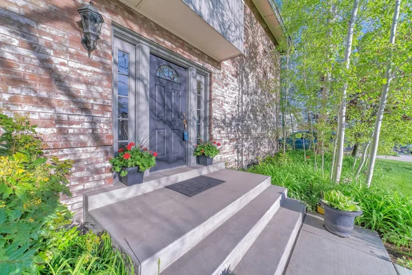 Casa con caja fuerte en la puerta principal con escaleras que conducen al patio — Foto de Stock