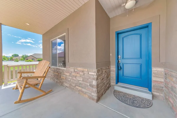 Modré přední dveře domu s digitální vstupní klávesnicí pro zabezpečení — Stock fotografie
