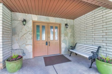 Güvenlik için modern kilit kutusu olan çift katlı cam ön kapı.