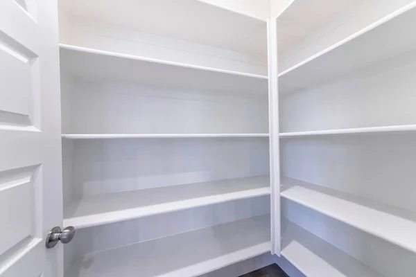 Garde-manger vide de la maison avec étagères intégrées pour le stockage et l'organisation des aliments — Photo