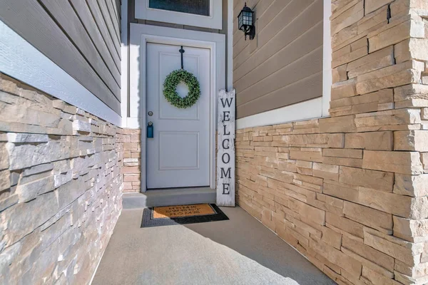 Puerta delantera de madera blanca de la casa con caja de seguridad y decoración de corona verde — Foto de Stock