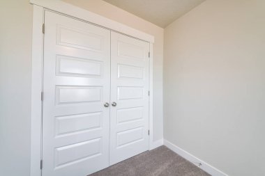 Çarşaf ya da gardırop. Kapalı beyaz çift kapılı bir ev.