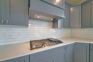 Beyaz ve gri mutfak tezgahı tezgahın üstünde tamir edilmiş.