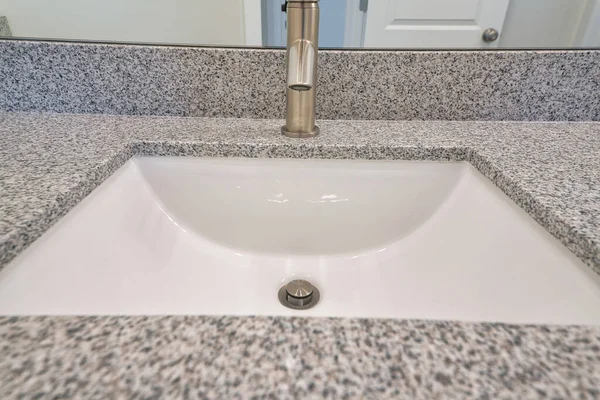 Primo piano del lavabo monoblocco con rubinetto in acciaio inox in bagno — Foto Stock