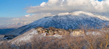 Draper, Utah 'taki Timpanogos Dağı manzaralı karlı bir tepenin üstünde büyük evler.