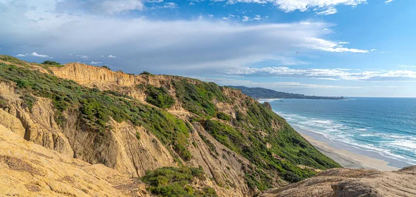 Vista de um oceano abaixo de um penhasco de montanha em San Diego, Califórnia — Fotografia de Stock