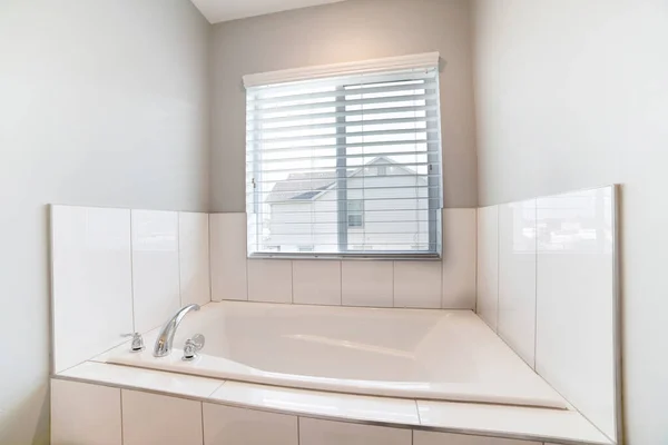 Bañera y ventanas con vistas a la casa de los vecinos en un baño pequeño espacio — Foto de Stock