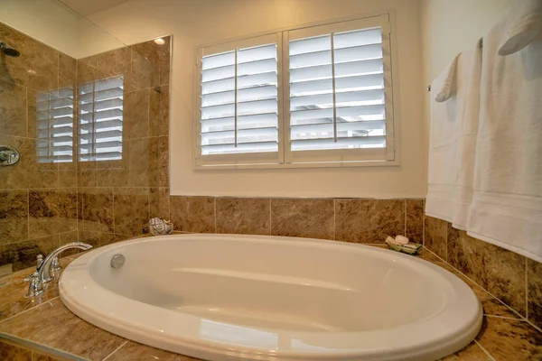 Banheiro com relâmpago quente, banheira, chuveiro e janelas jalousie — Fotografia de Stock