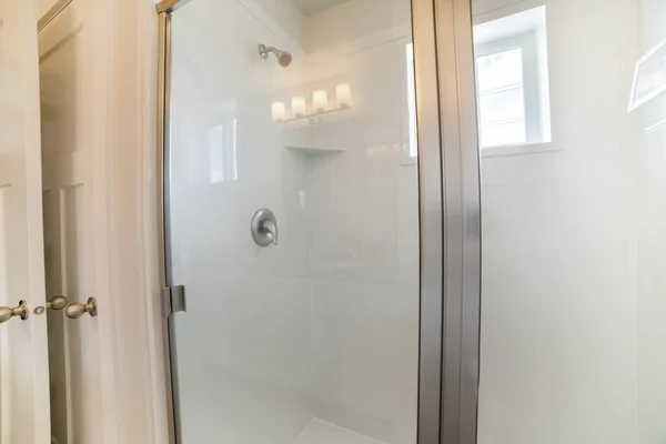 Koupelna interiér sprchového koutu se sklem a nerezovou ocelí — Stock fotografie