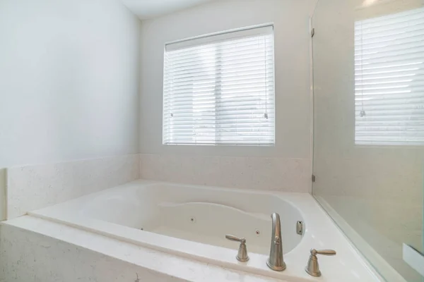 Wnętrze łazienki z wanną i białymi ścianami z oknem — Zdjęcie stockowe