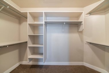 Halısı döşenmiş küçük bir dolap.