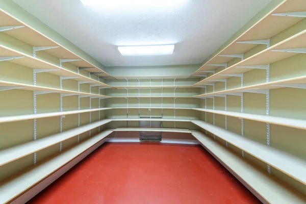 Intérieur d'une salle de stockage des aliments avec des étagères vides au sous-sol — Photo