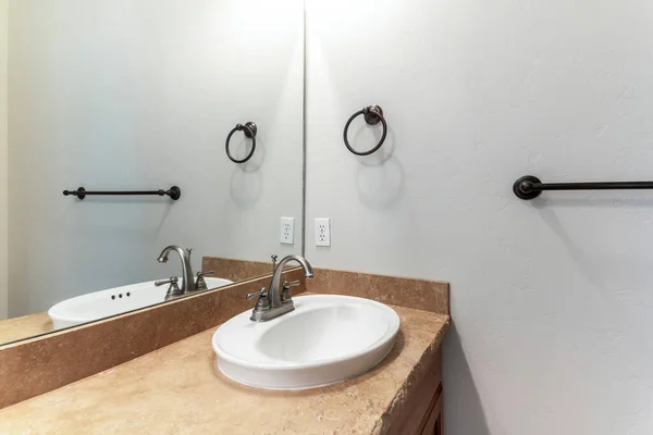 Lavello con piano in granito e specchio all'interno di un bagno — Foto Stock