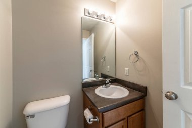 Tuvalet klozeti ve lavabosu olan küçük bir yer.