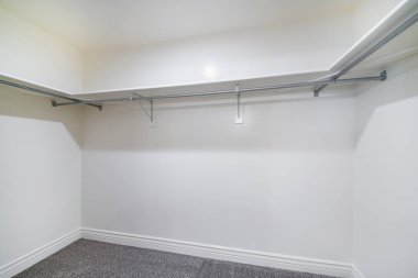 Dolapta boş yürüyen metal çubuklar ve ahşap raflarla.