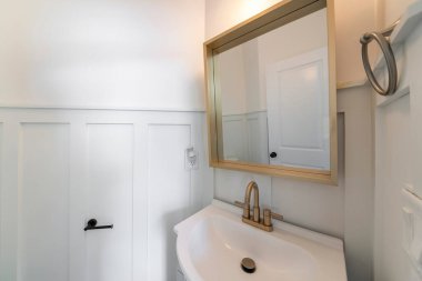 Lavabo ve ayna manzaralı bir lavabo odası.