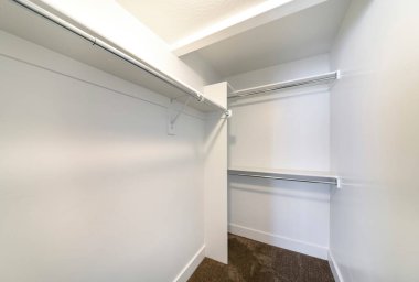 İçinde halı döşemesi olan boş bir dolap.