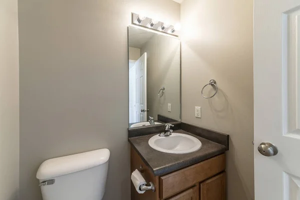 Kis helyiség púderszoba WC-csészével és hiúság mosogató — Stock Fotó