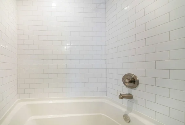 地下鉄のタイルの壁とステンレス製の器具を備えた浴槽の中 — ストック写真
