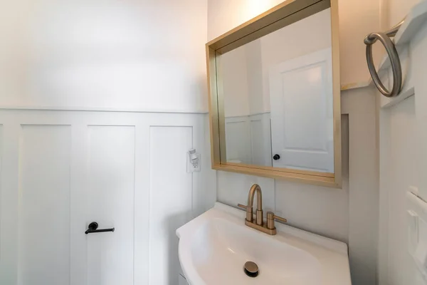 Wnętrze toalety z widokiem na zlewozmywak i lustro — Zdjęcie stockowe