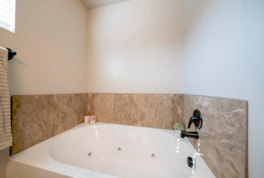 Banyoda küvete gir. Süslü çiçekler ve üzerinde mum olsun.