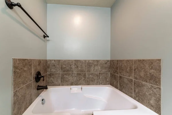 浴室内部，带有棕色瓷砖环绕的浴缸内滴水 — 图库照片