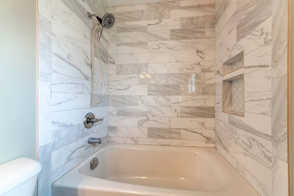 Salle de bain moderne intérieur avec baignoire en alcôve avec carreaux de marbre entourent — Photo