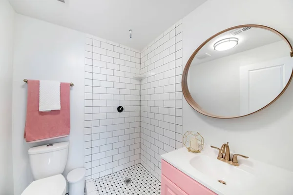 Wnętrze łazienki z niedokończonym kabiną prysznicową — Zdjęcie stockowe