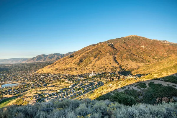 Bovenaanzicht van Draper City in Utah met een helderblauwe lucht achtergrond — Stockfoto
