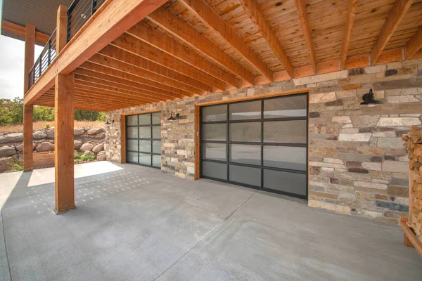 Exterior vacío de una casa hecha de pilares de madera y paredes de ladrillo. — Foto de Stock