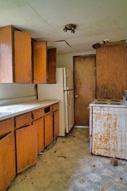 Washington 'da oturulamayan eski bir evin kirli ve pis mutfağı.