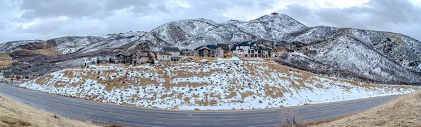 Villas au sommet de la colline entre l'autoroute et la montagne à Draper, Utah — Photo