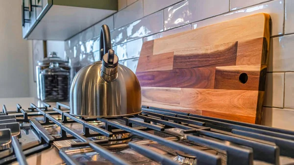 Pano Cooktop con bollitore e griglia in ghisa all'interno di una cucina residenziale — Foto Stock
