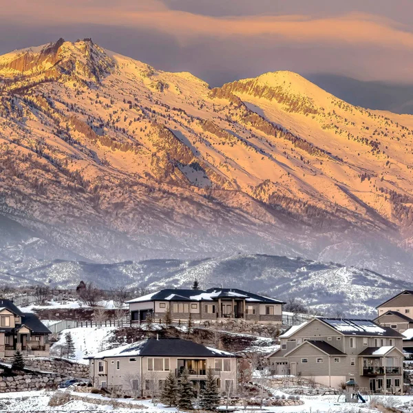 Square Homes in Utah Valley with view of magnificent Wasatch Mountains at sunset — Foto de Stock