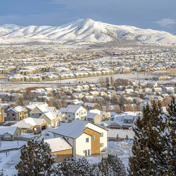 Karlı bir kış manzarasında, manzaralı bir mahallede dağ manzaralı kare evler. — Stok fotoğraf