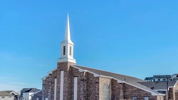 Pano Church on a peaceful neighborhood blanketed with snow on a scenic winter day — Foto de Stock