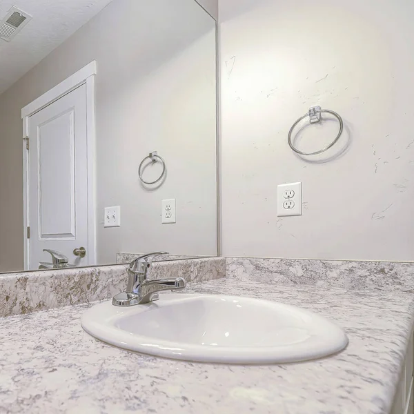 Square Sink on marble countertop with large mirror reflecting camera on a tripod — Foto de Stock