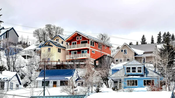 雪の山の中の住宅街の家のパノ冬の風景 — ストック写真