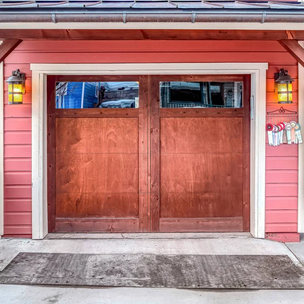 Porte de garage carrée vitrée et porte d'entrée d'une maison colorée avec mur extérieur rouge — Photo