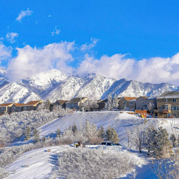 Plaza Vistas espectaculares en Highland Utah con casas ubicadas en la ladera nevada de la montaña — Foto de Stock