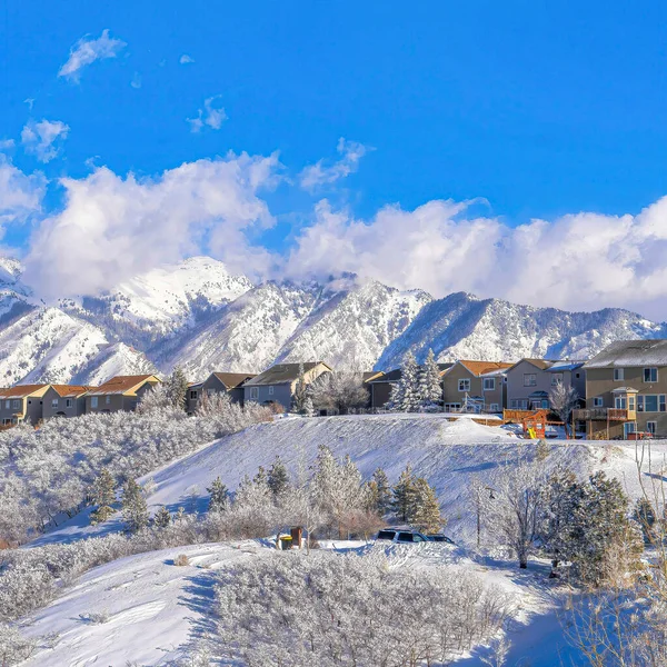 Highland Utah 'ın kare manzarası. Karlı dağ yamacında evleri var.
