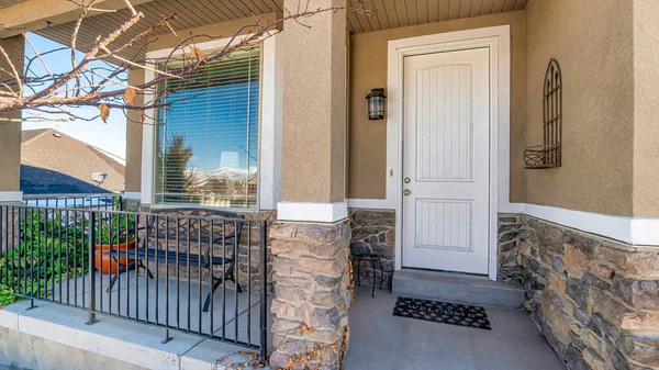 Pano Large window and white front door at house facade with metal railings on porch — Stock Fotó