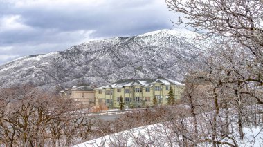 Pano Vurucu Wasatch Dağı karlı kış mevsiminde yoğun bulutların altında