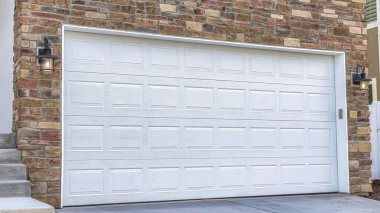 Pano White 'ın merdivenlerin yanındaki garaj kapısı evin ön kapısına çıkıyor.