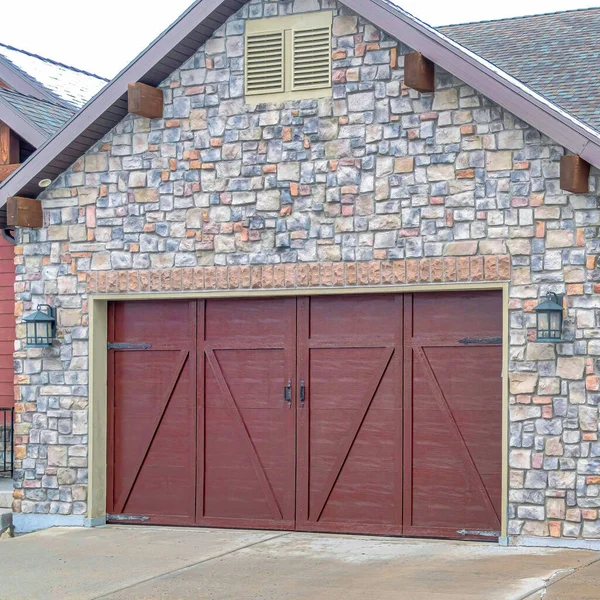 Fachada cuadrada de garaje de casa con combinación de piedra y madera roja pared exterior — Foto de Stock