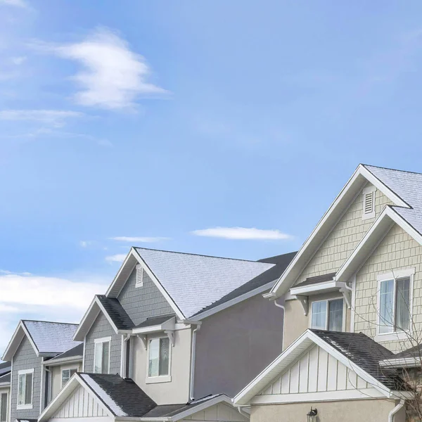Fachada quadrada de dois andares casas em uma paisagem suburbana com fundo azul céu — Fotografia de Stock