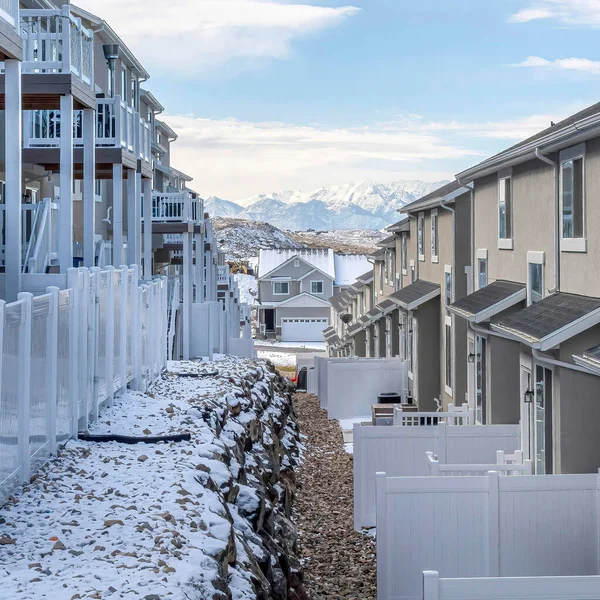 Praça Visão traseira de moradias em um bairro suburbano cênico em um dia de inverno nevado — Fotografia de Stock