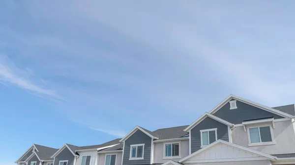 Pano Prachtige herenhuizen met entree trap en witte garagedeuren tegen de hemel — Stockfoto