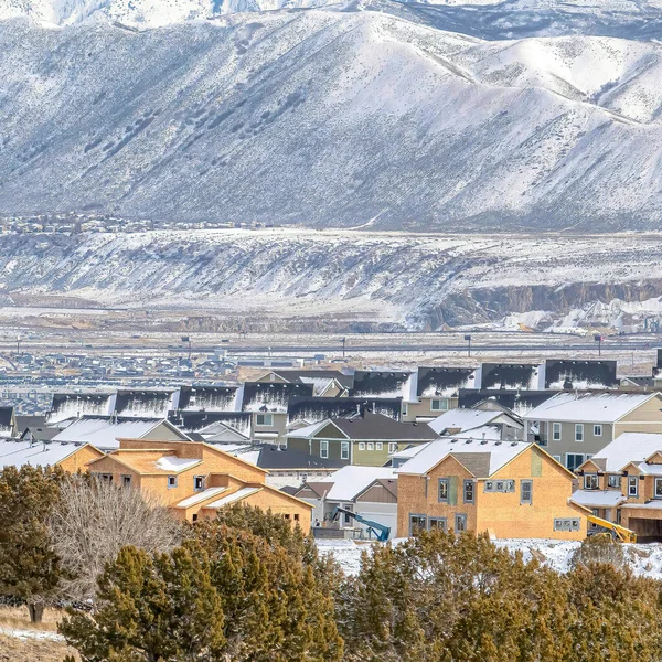 Square Montaña nevada y vista aérea de casas en el vecindario Utah Valley en invierno — Foto de Stock