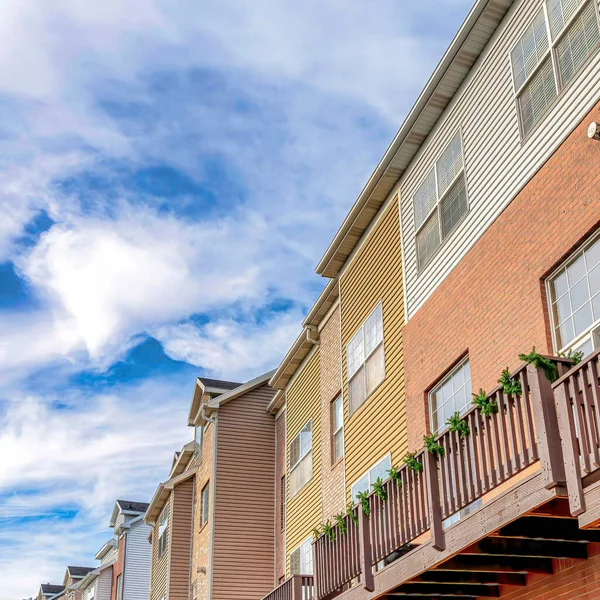 Square radhus med balkonger över garage mot Wasatch berg och molnig himmel — Stockfoto